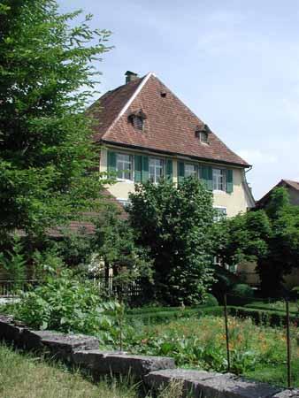 Dieser imposante Bau und sein Barockgarten stehen unter kantonalem Denkmalschutz. Um 1740 von der solothurnischen Patrizierfamilie Wagner als Landsitz erbaut, wurde er 1816 zum  geschätzten "Gasthof zum Weissen Kreuz".