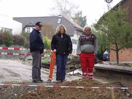15. Oktober 2004: Ressortchef Bauwesen im Gemeinderat Thomas Niggli, die Archäologie-Assistentin Ylva Backman der Kantonsarchäologie und der aufmerksame Polier und “Entdecker” Hans Trachsel machen sich Gedanken über die Funde.