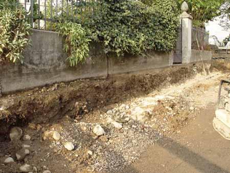 12. Oktober 2004: Eine alte Mauer zeichnete sich von Anfang an unmittelbar südlich des Pfarrgartens ab. Leider ist sie bei einem späteren Leitungsbau im Osten gänzlich zerstört worden. Bis ins 18. Jahrhundert besass der Pfarrhof lediglich einen Holzsteckenhag. Erst danach erhielt er eine Umfriedungsmauer.