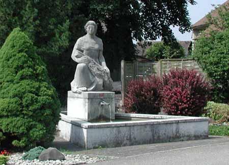 Der Besenbinderinnen-Brunnen ist ein Werk des Bildhauers Jean Hutter von 1961 und ein Geschenk der Bürgergemeinde an die Einwohnergemeinde Wolfwil. Die Frau mit dem Reisigbesen erinnert an die grosse Armut im 19. Jahrhundert, als Wolfwiler Frauen und Kinder aus gesammeltem Reisig Stallbesen herstellten. Mit Pferd und Wagen gelangten sie zum Verkauf auf die Märkte in der näheren und weiteren Umgebung, aber auch bis Basel oder Thun.