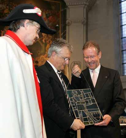 Ernst Zingg überreicht Rolf Büttiker eine Wappenscheibe als Geschenk.