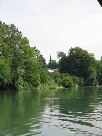 Kirchturm von der Fähre aus gesehen.