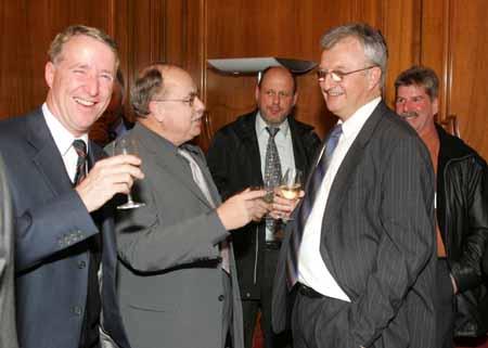 Ständeratskollege Ernst Leuenberger im Gespräch mit dem Präsidenten. FdP-Kantonalpräsident und Kantonsrat Ruedi Nützi freut sich über Rolfs Erfolg.