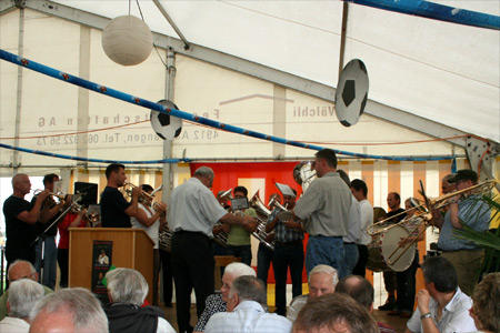 Die Brassband Harmonie eröffnet die Feier mit rassiger Marschmusik.