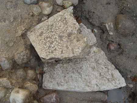 15. Oktober 2004: Diese Kalksteinplatten waren somit schon vor dem Bau der Mauer vorhanden und aus einem unbekannten Grund mit zwei weiteren an und teilweise in die Mauergrube gelegt worden. Könnte es sich dabei um Bauteile eines noch älteren Vorgängerkirchleins handeln? 