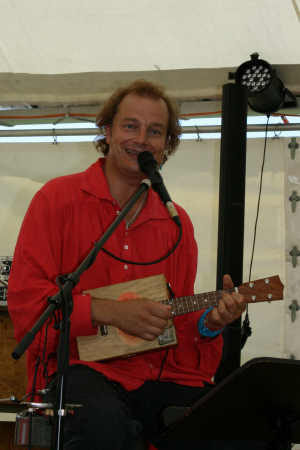 ... Rock mit Gitarre und Ukulele.