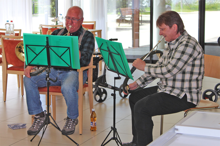 Heinzli und Vreneli übten, wurden besser und gaben zum Abschluss der Geschichte sogar ein Konzert