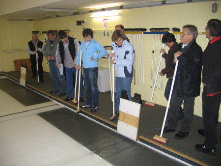 Die Baukommission mit Partnern beim Curling.