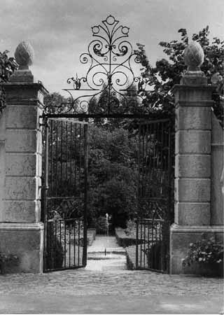 Wer aus dem Gang des Patrizier-Landsitzes tritt, wird von einem Barock-Portal eingeladen, in den geometrisch angelegten Garten einzutreten mit seinem plätschernden Springbrunnen im runden Becken, eine künstlich gestaltete Kleinlandschaft über der weiterhin natürlich dahinfliessenden Aare. Beide verhelfen hier zu Ruhe und Zufriedenheit.