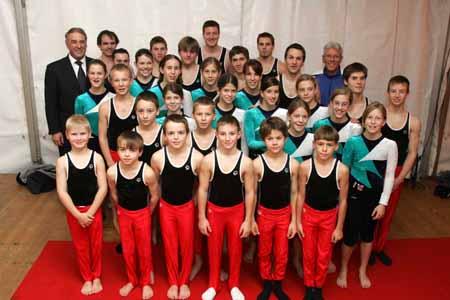 Dem UNO-Sonderberater für "Sport im Dienste von Entwicklung und Frieden", alt Bundesrat Adolf Ogi, ist es sichtlich wohl bei der Schar der Kunst- und Geräteturnriege.