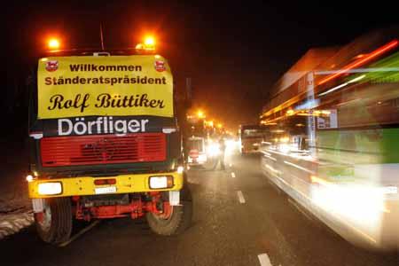 Zwischen Fulenbach und Wolfwil heisst ein Hupkonzert von Lastwagen den ständerätlichen Buskonvoi in der Vorbeifahrt willkommen.