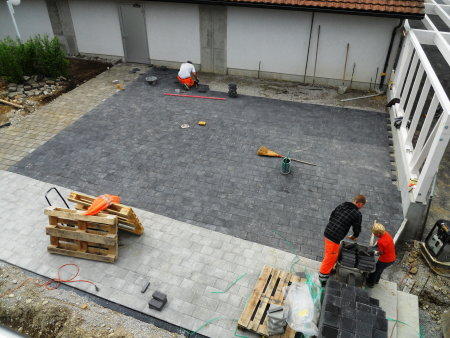 ... wird mit Verbundsteinen belegt