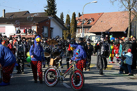 der Andere mit buntem Gefährt