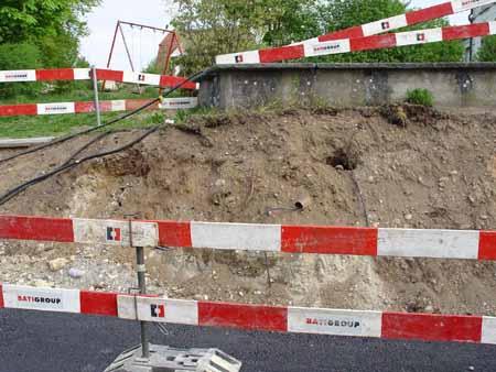Der Fundort befindet sich senkrecht unter der Mauerecke beim Stein.