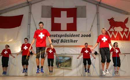 Turnerinnen und Turner zeigen gemeinsam, dass "Seiligumpen" nicht nur ein Kinderspiel ist.