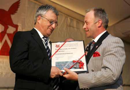 Von der Bürgergemeinde Wolfwil wird Rolf Büttiker zum Ehrenbürger ernannt. Bürgergemeindepräsident Urs Räber übergibt die Urkunde.