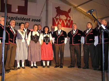 Die Wolfwiler Vereine steuern ein abwechslungsreiches Programm bei.
Der Jodlerklub eröffnet dieses mit seinen Liedern.