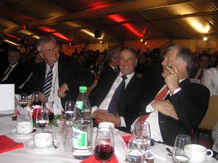 Der jetzige Ständeratspräsident Rolf Büttiker mit alt Bundesrat Adolf Ogi, UNO-Sonderberater für Sport, und der Ständeratspräsident 2004/05, Bruno Frick.