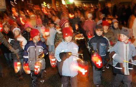Nach 3 Reitern und dem Schwingfestmuni führen die Primarschüler den Umzug durch Wolfwil mit selbstgemachten Lampions an.