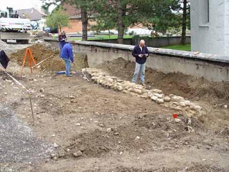 14. Oktober 2004: Am Werk: Das Archäologen-Team von Ylva Backman nimmt sich der mittelalterlichen Mauer und der drei noch älteren, übereinanderliegenden Skelette an. Sie fand man beim abgewinkelten Teil der Mauer, wo auf dem Bild ein Doppelmeter liegt.