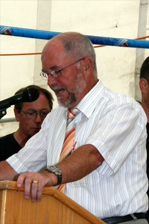 Gemeindepräsident Christian Kühni begrüsst zur Bundesfeier 2008.