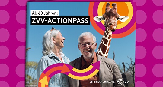 Bild einer Seniorin und eines Seniors auf einem gemeinsamen Ausflug. Im Hintegrund ist der Zoo mit einer neugierigen Giraffe zu sehen.