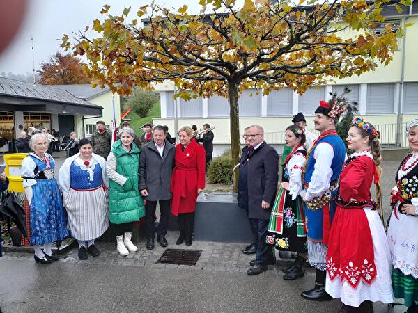 Farbenfrohe Enthüllung des Gedenkbrunnens