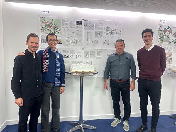 Norbert Rüttimann und die Vertreter der ARGE Annen/ Bellot/Franc vom Siegerprojekt