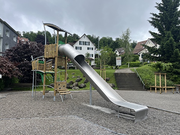 Rutsche auf Spielplatz