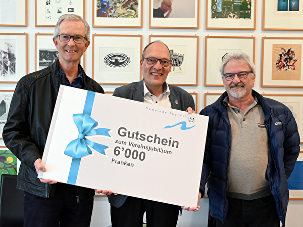 Drei Männer mit Gutschein