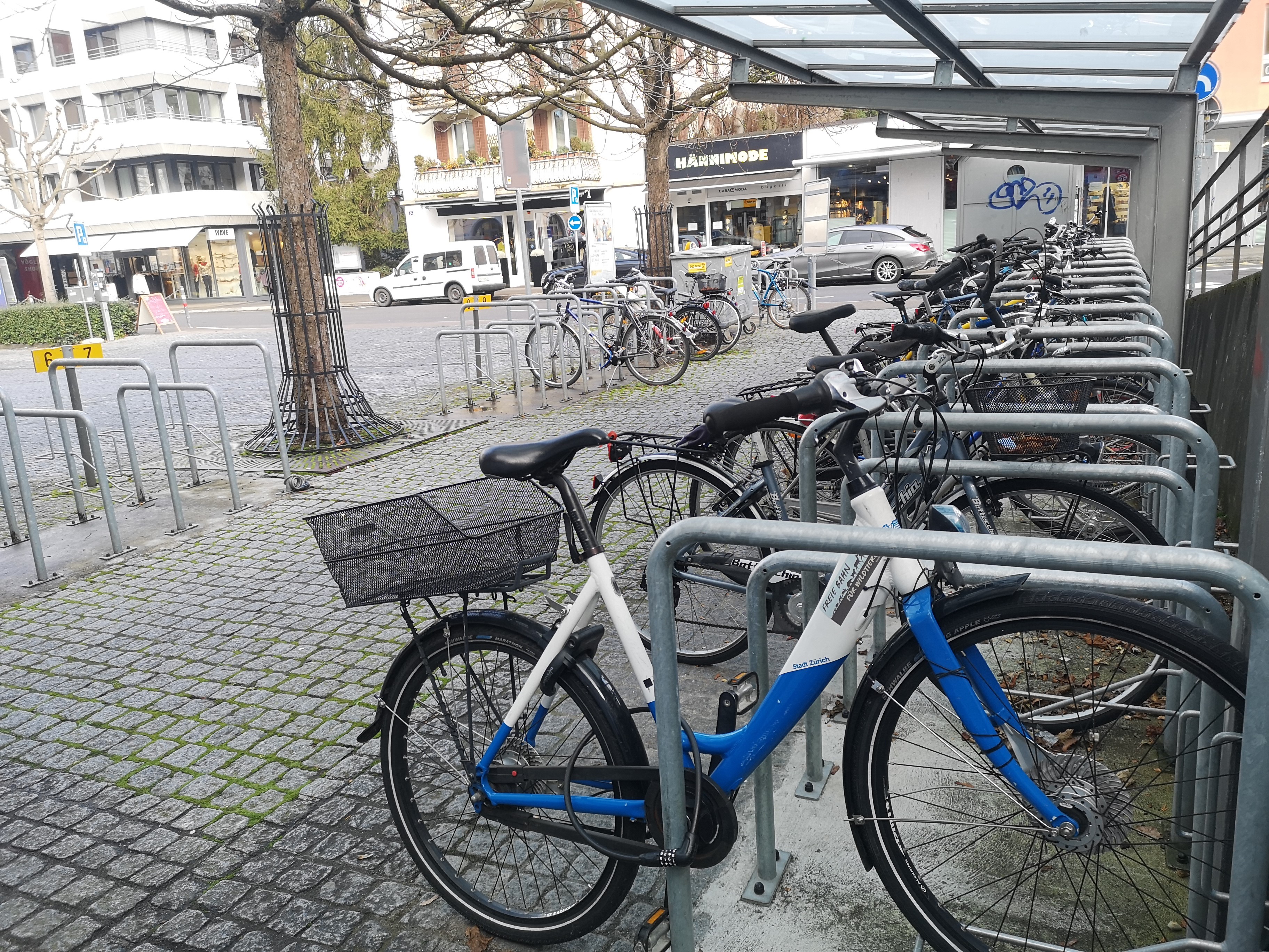 Veloabstellanlage Postplatz im Herbst 2021