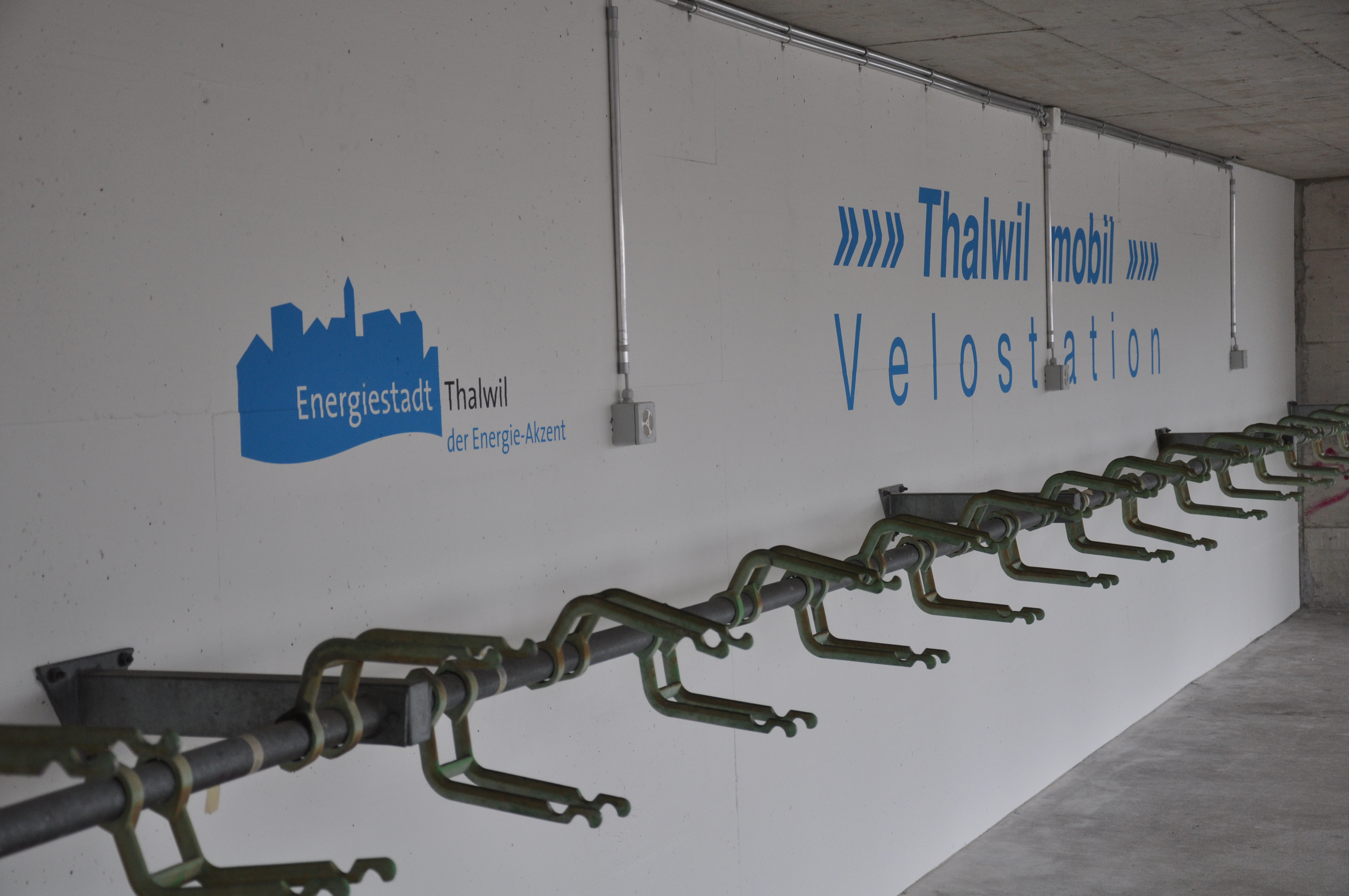 Geschützte Velostation bei der Passerelle am Thalwiler Bahnhof