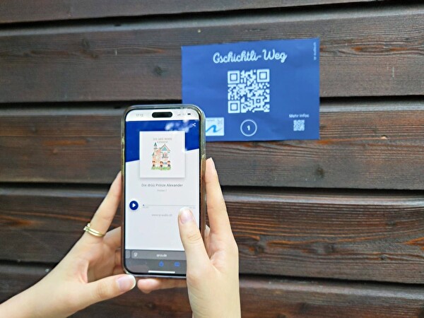 Jemand scannt mit einem Handy einen QR-Code