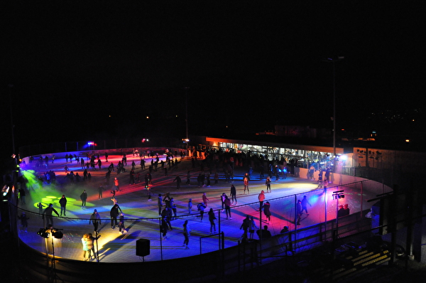  Die Eisdisco am 18. Januar 2020 begeisterte zahlreiche Besucherinnen und Besucher und tauchte die Eisbahn in buntes Licht.