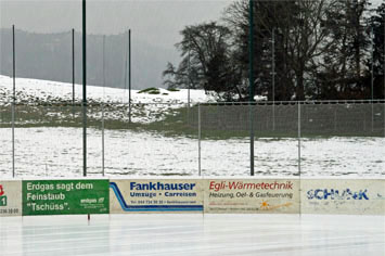 Bandenwerbung bei der Eisbahn