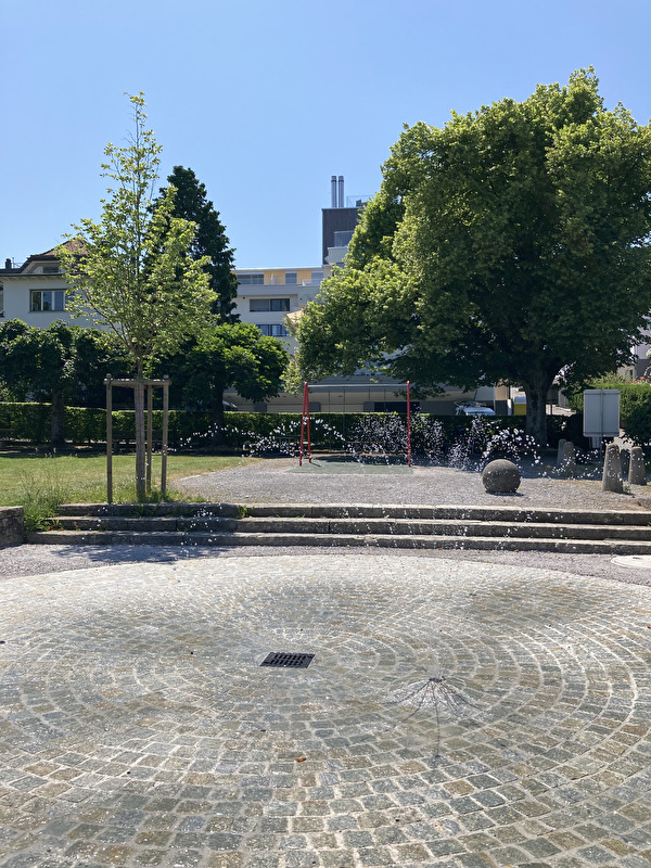 Wasserspiel auf Spielplatz