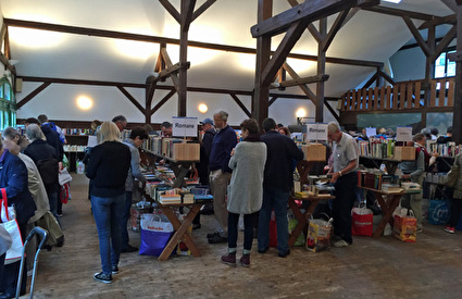 Büchermarkt kurz nach Türöffnung