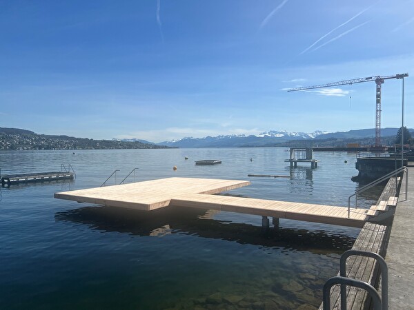 Während der Wintermonate wurde ein Steg in den See mit anschliessender Plattform gebaut.