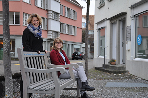 Kathi Siegrist, Altersbeauftragte, und Katharina Dalbert, Pflegekoordinatorin. 