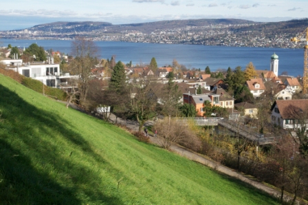 Blick auf die katholische Kirche und den See