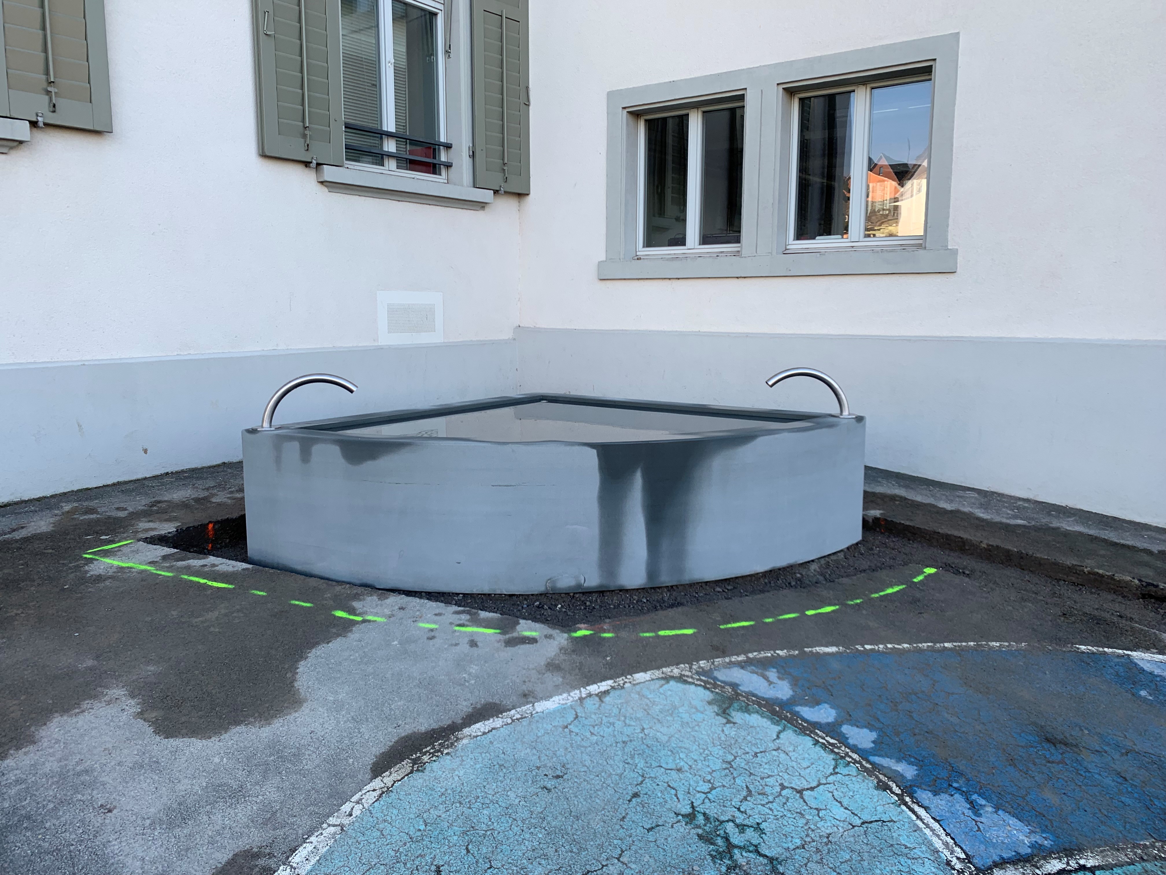 Sandstein-Brunnen beim Schulhaus Oelwiese in Thalwil