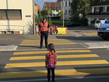 Verkehrsunterricht im Kindergarten, mit Gemeindepolizist Rainer Casanova