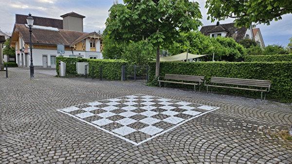 Die Nutzung des neuen Outdoor-Schachbretts mitsamt Grossfiguren auf dem Plattenplatz steht der Bevölkerung kostenlos zur Verfügung. 