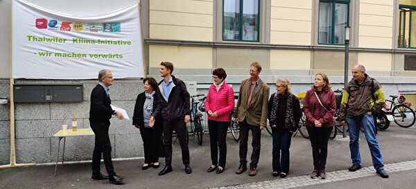 Thalwiler Parteien und Vereine überreichen dem Gemeindepräsidenten die Klima-Inititative 