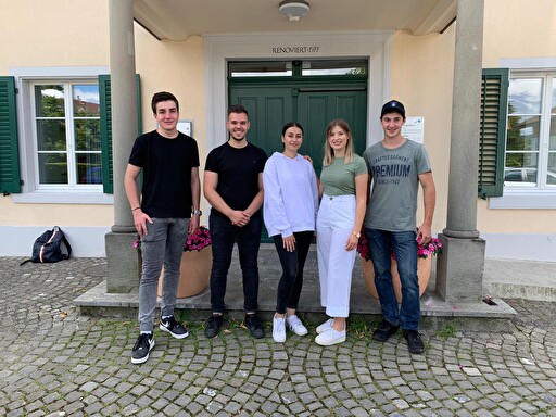 Erfolgreich abgeschlossen: Tim Rüegsegger, Nemanja Golubovic, Rania Khatib, Marisa-Lorena De Paoli und Elias Kälin. 