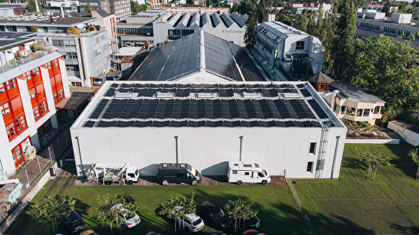 Bild von oben: Gebäude mit PV-Anlage