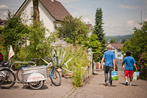 Seit 10 Jahren sind die Velokuriere von «Thalwil bringt’s» im Dorf unterwegs. (Bild: HEKS 