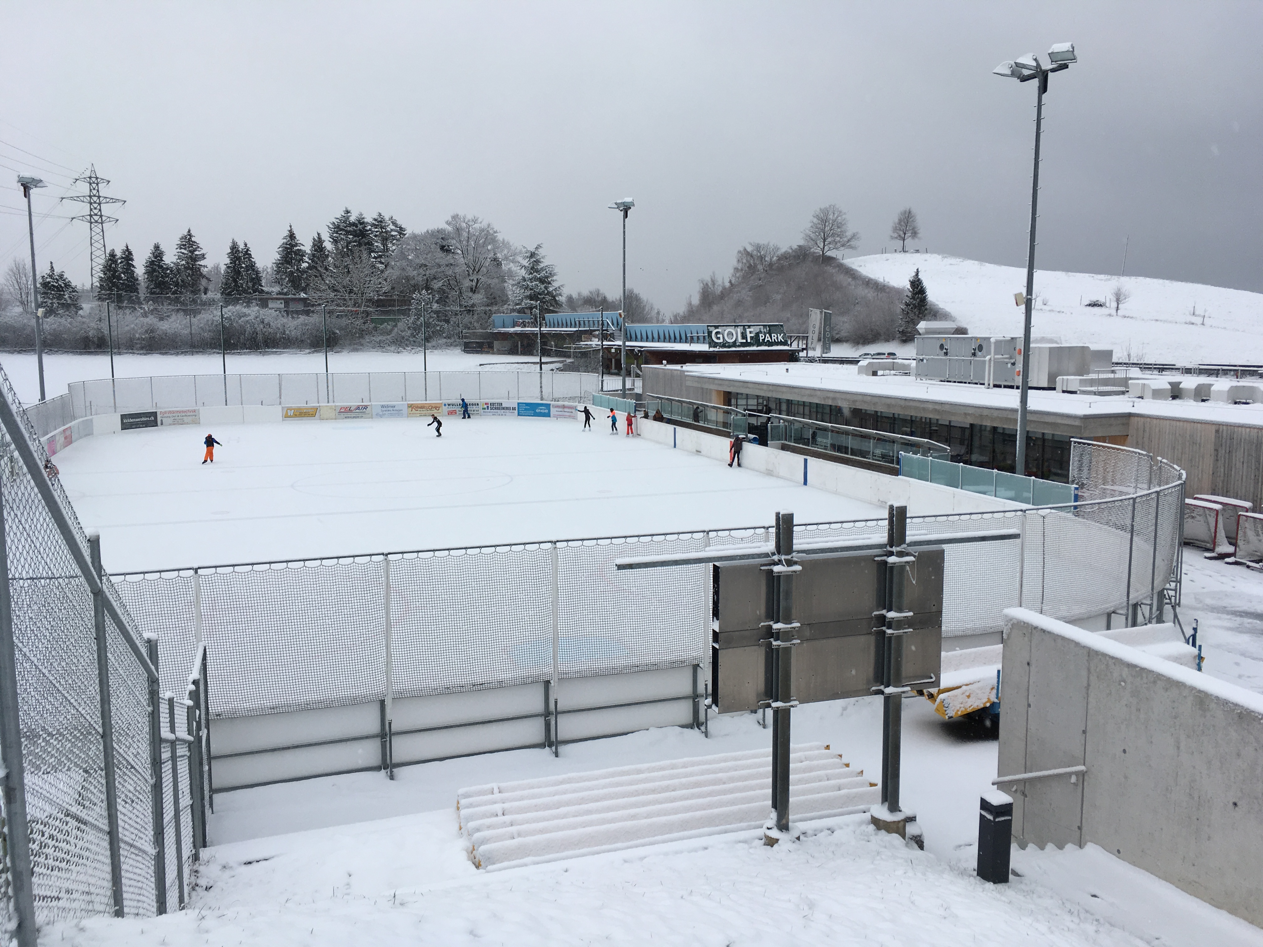 Verschneite Eisbahn Brand im Winter 2019