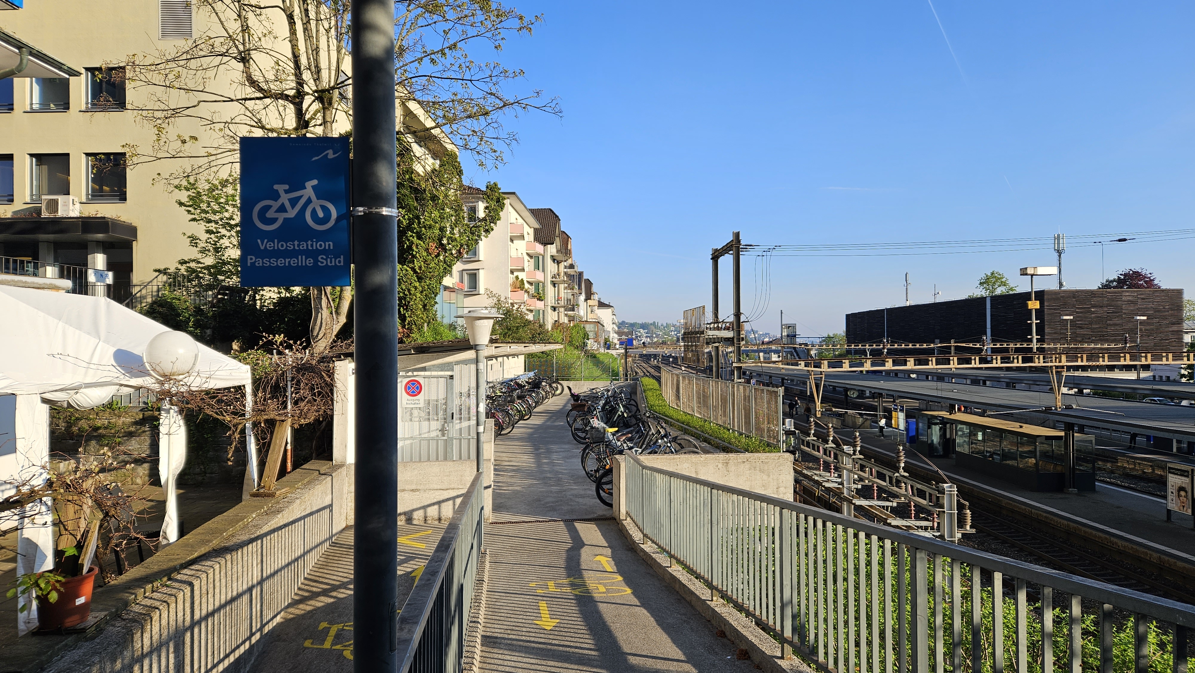 Sanierte Velostation bei der Passerelle Süd am Bahnhof Thalwil