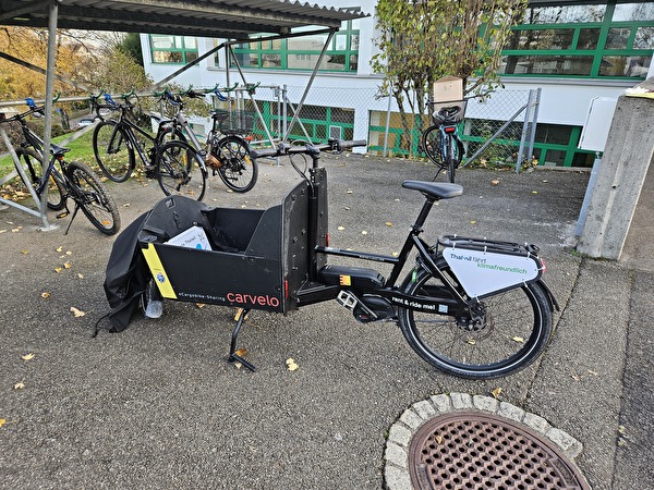 Velo mit einer Box vorne